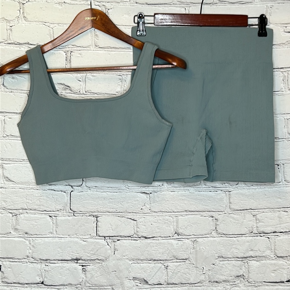 Two-Piece Ribbed Green Exercise Set Size Medium Excellent Condition - Picture 2 of 11